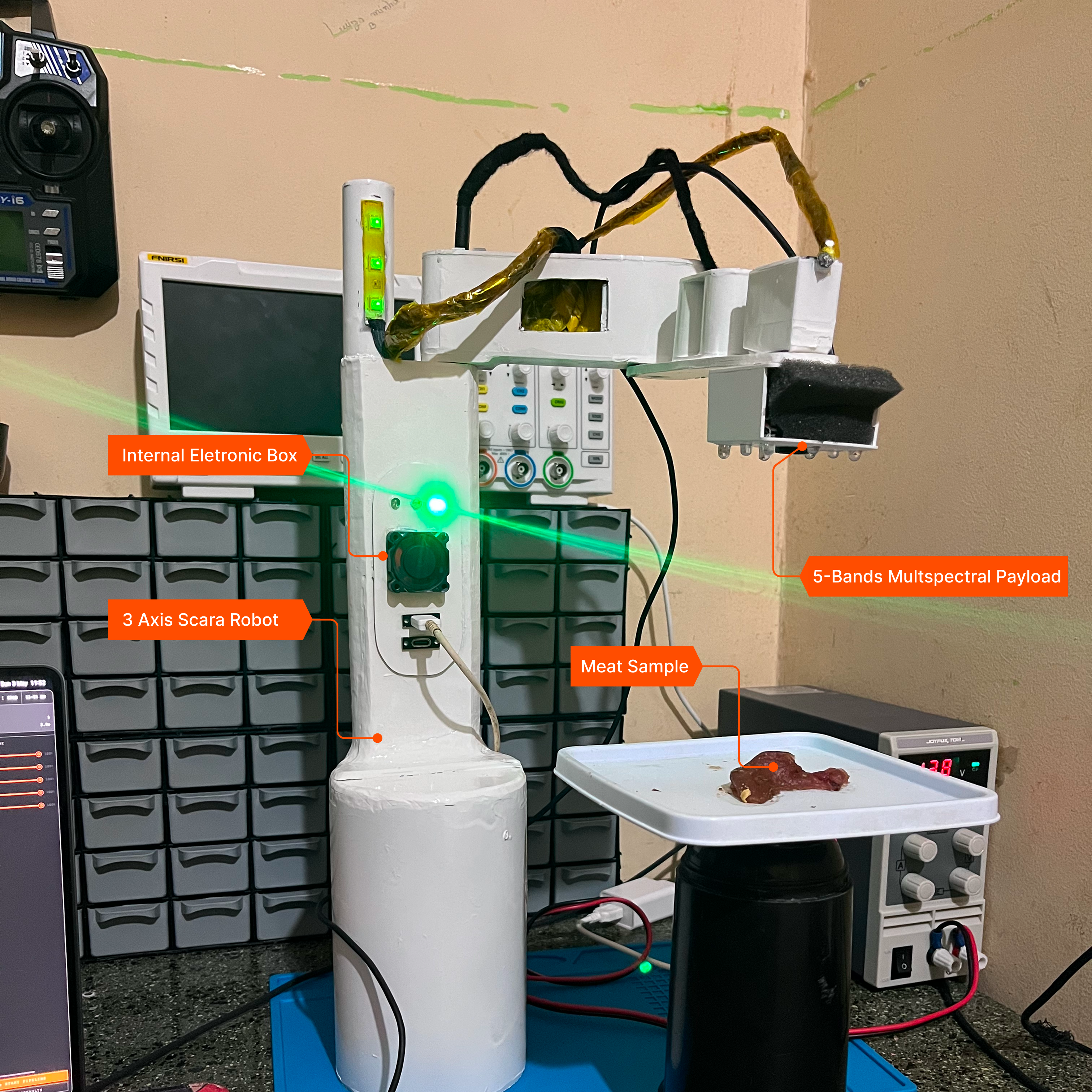 Setup laboratorial Atomos: SCARA 3-DOF com payload MSI sobre a bandeja.